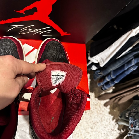 Jordan 1s Team Red Mid size 8.5 men’s - Picture 6 of 7